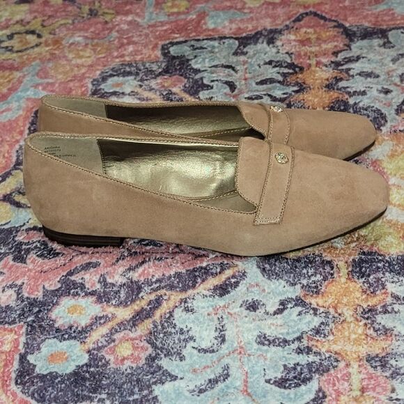 ANNE KLEIN IFlex Akidara Ornamental Lion Slip On Tan Suede Loafer Flats Size 8.5 - Picture 1 of 16